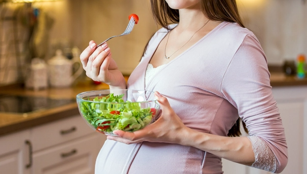 What is the risk if a pregnant woman eats late?